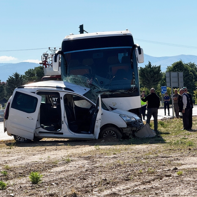 Tur otobüsü ile hafif ticari araç çarpıştı: Genç sürücü hayatını kaybetti