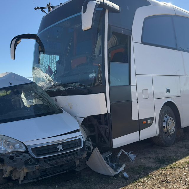Isparta'da tur otobüsüyle çarpışan hafif ticari araçtaki sürücü hayatını ka...