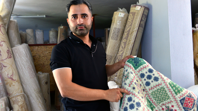 Yıkamak için aldığı battaniyeden çıkan parayı müşterisine geri verdi, kadın ise poşeti sordu