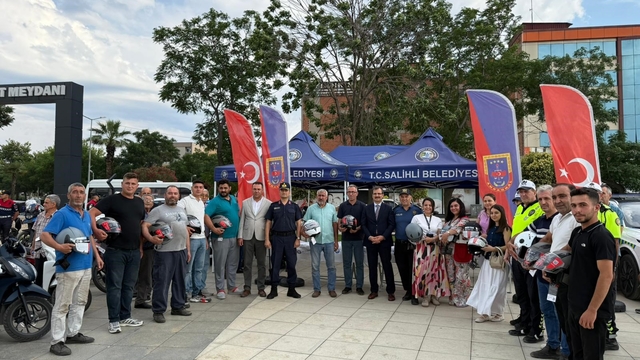 Salihli'de motosiklet sürücülerine kask dağıtıldı