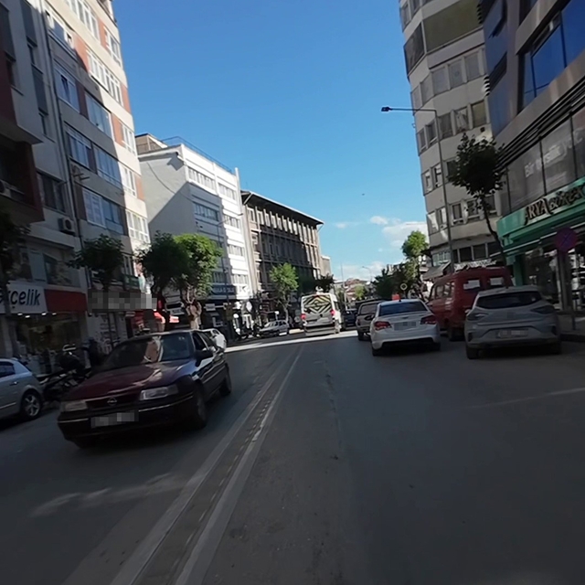 Eskişehir'de çift sıra park problemi devam ediyor
Motosiklet sürücüsü cadde...