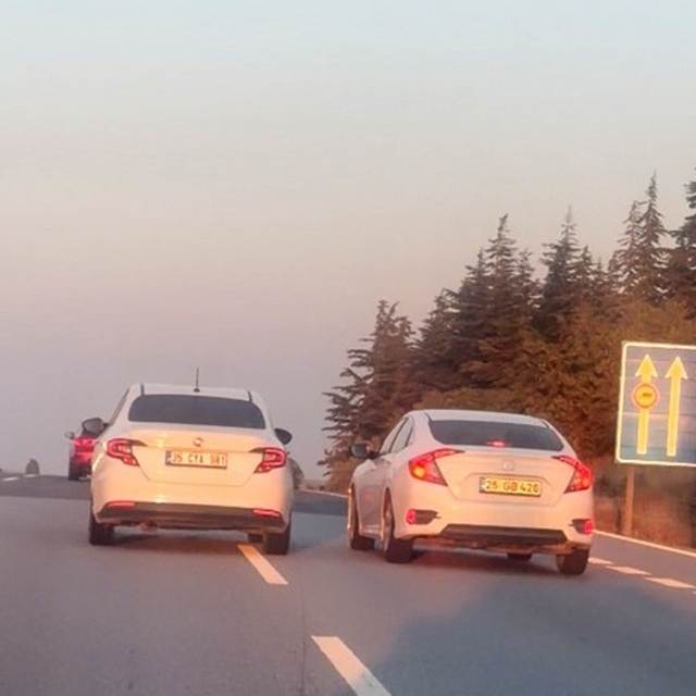 Eskişehir- Bursa yolunda birbirini sıkıştıran 2 araç trafiği tehlikeye attı