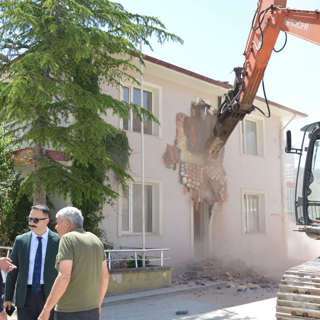 Selde zarar gören Havza İlçe Tarım ve Orman Müdürlüğü binası yıkıldı