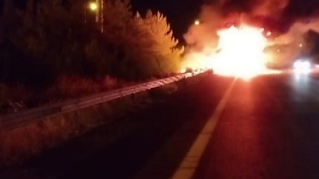 Seyir halindeki tır alev alev yanarak kullanılamaz hale geldi