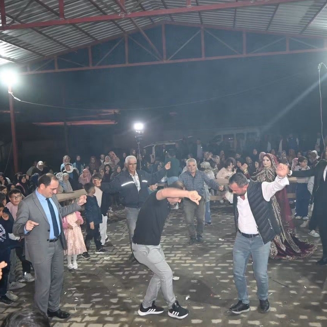 Kaymakam Türker, piste çıkıp yeni evlenen çiftin mutluluğuna ortak oldu