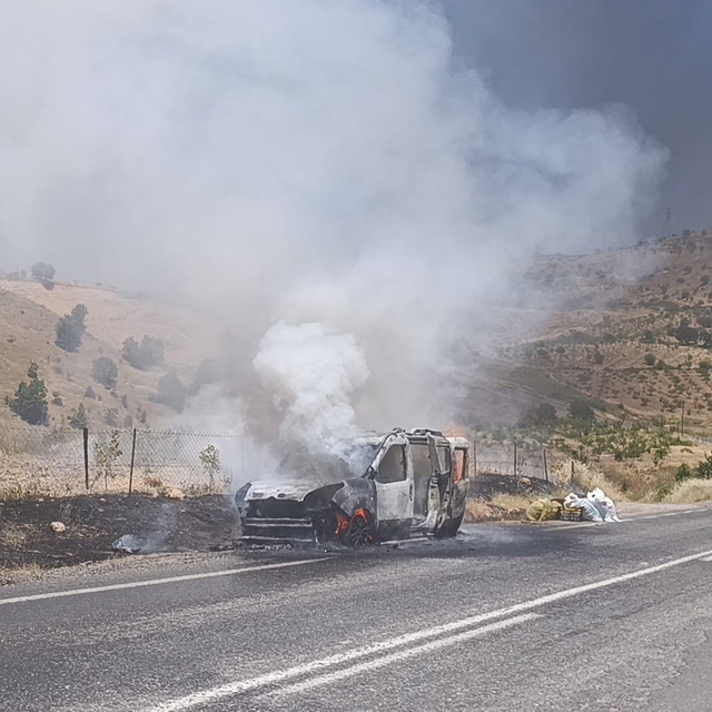 Siirt'te seyir halindeki otomobil alev aldı