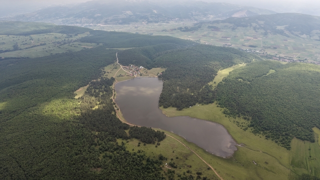 Yağışlar göleti doldurdu, yayla yolu su altında kaldı