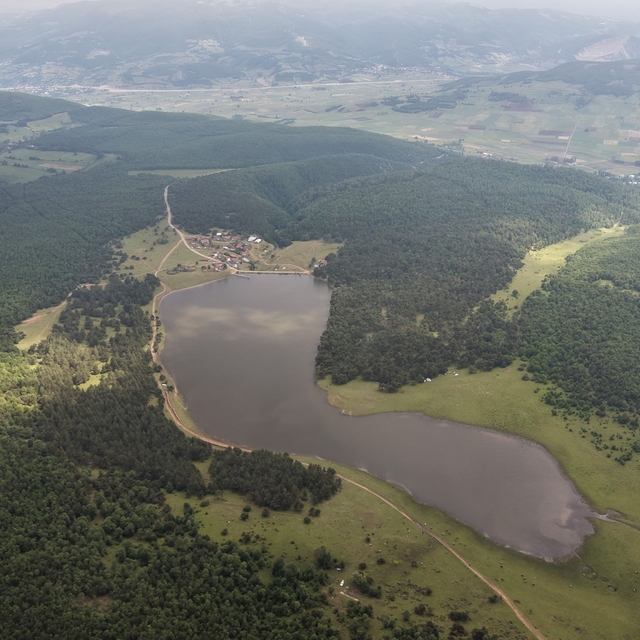 Yağışlar göleti doldurdu, yayla yolu su altında kaldı