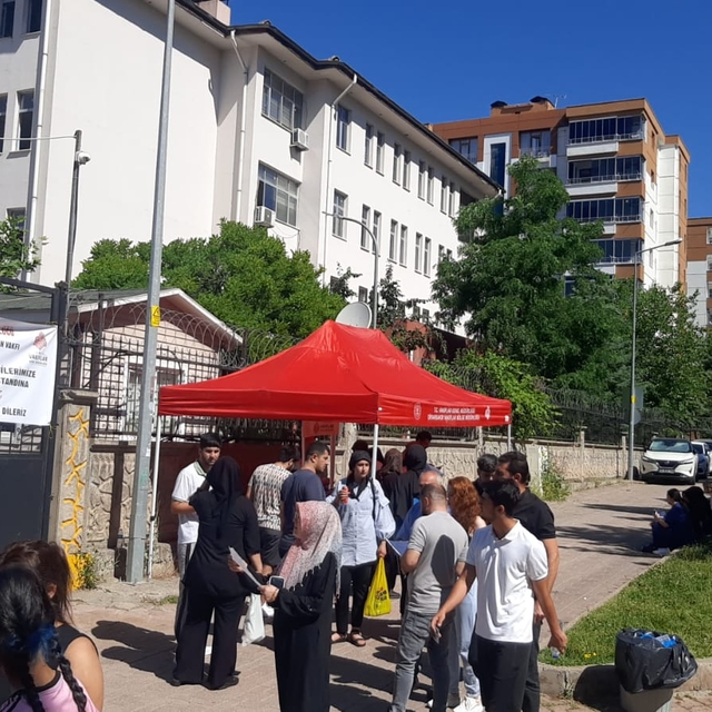 Diyarbakır'da YKS'ye giren öğrenci ve ailelerine su ikram edildi