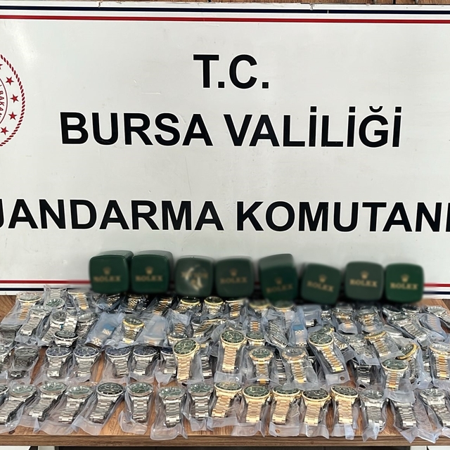 Bursa'da 2,5 milyon liralık kaçak saat ele geçirildi; 1 gözaltı