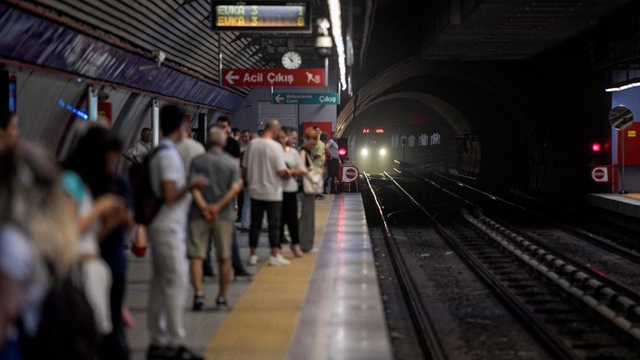İzmir'de kablo hırsızlığı girişimi metro seferlerini aksattı