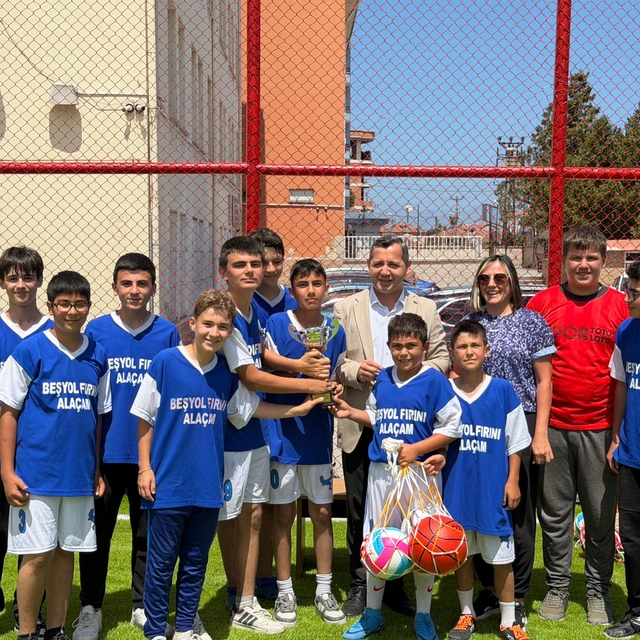 Alaçam'da ortaokullar arası futbol turnuvası tamamladı