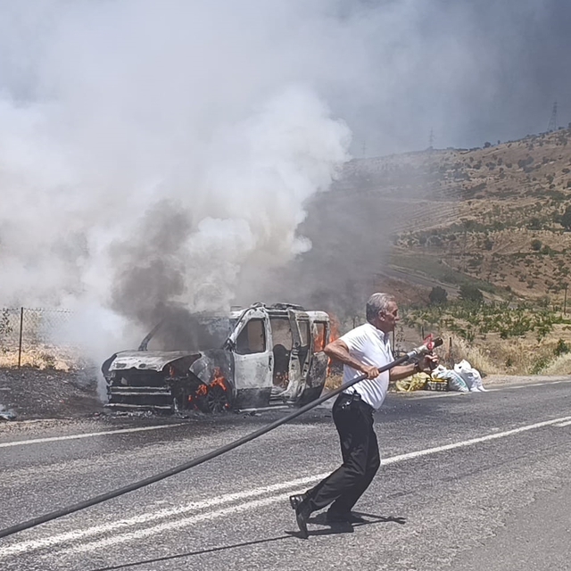 Siirt'te seyir halindeki hafif ticari araç yandı