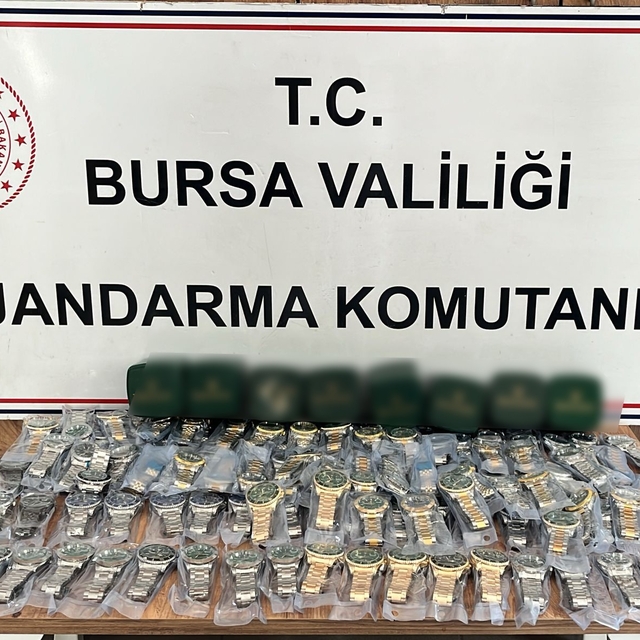 İnegöl'de 'Rolex' operasyonu
2.5 milyon TL değerinde kaçak saat ele geçiril...