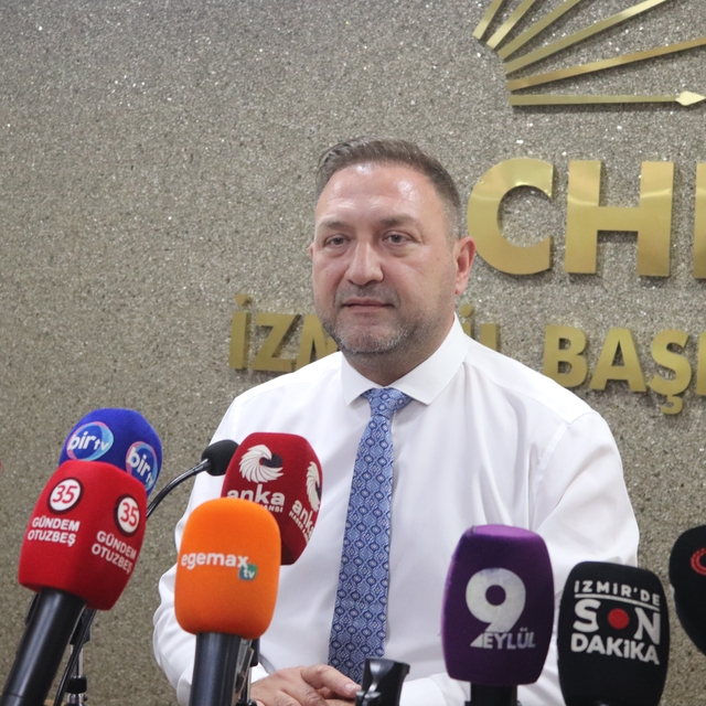 CHP İzmir'in yeni başkanı Gümrükçü olaylı geceyi anlattı
"Kan dökmeden, pol...