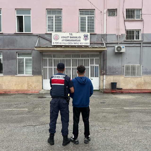 Jandarma çeşitli suçlardan aranan 40 kişiyi yakaladı
