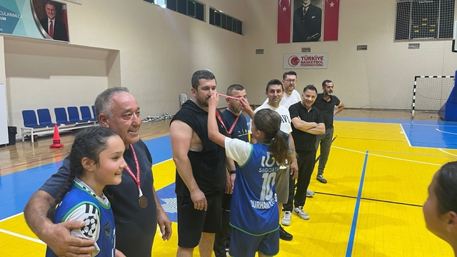 Burhaniye'de Babalar Günü'ne özel basketbol turnuvası