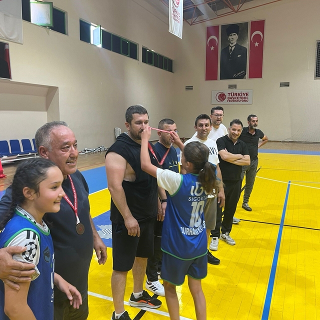 Burhaniye'de Babalar Günü'ne özel basketbol turnuvası