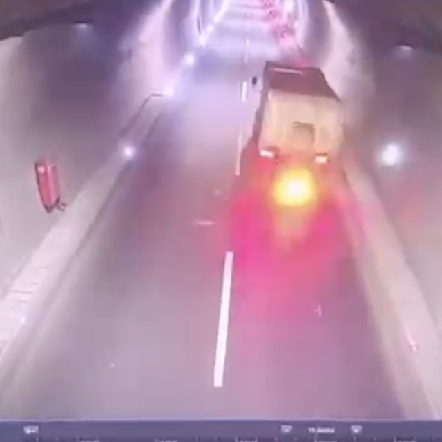 Kamyona çarpan motosikletin sürücüsü yaralandı; kaza kamerada