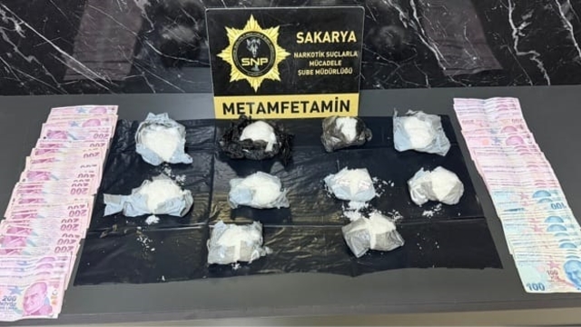 Sakarya'da 1 kilo metamfetamin ele geçirildi; 3 gözaltı