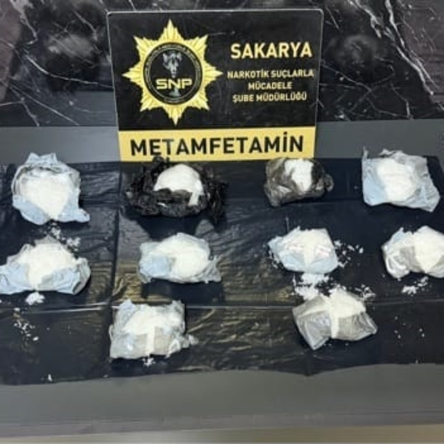 Sakarya'da 1 kilo metamfetamin ele geçirildi; 3 gözaltı