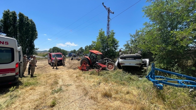 Park halindeki traktöre çarpan otomobil ters döndü: 1 yaralı