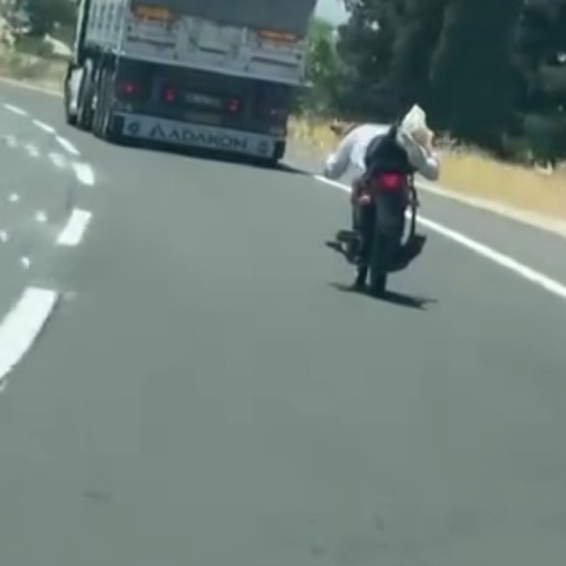Gaziantep'te yoğun trafikte tehlikeli motosiklet yolculuğu