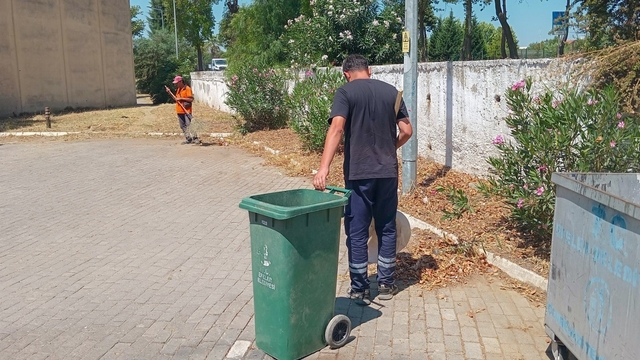 Efeler Belediyesi'nden gıda çarşısında temizlik çalışması