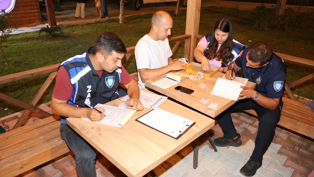 Aksu'da zabıta ekiplerinden dilenci denetimi
18 dilenci yakalanarak cezai işlem uygulandı