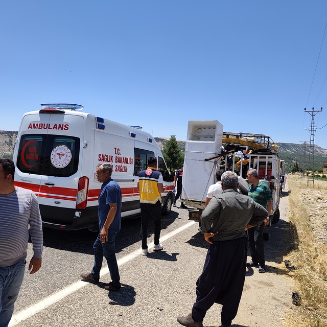 Adıyaman'da motosiklet ile kamyonetin çarpıştığı kazada 2 kişi yaralandı