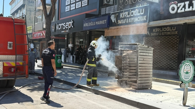 Antalya'da elektrik trafosunda çıkan yangın kokuttu