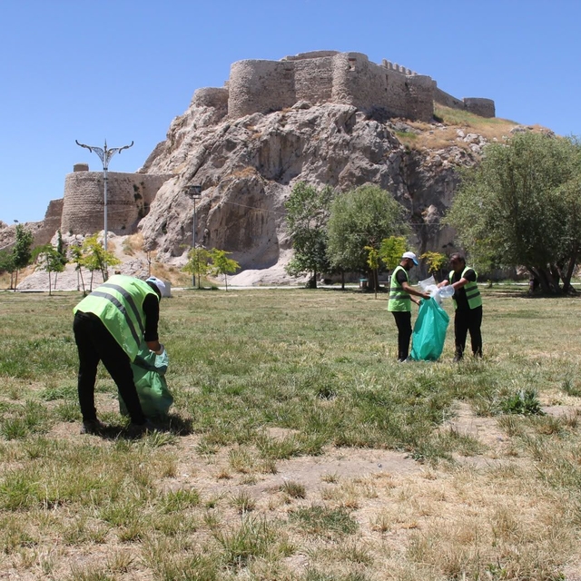 Van Atatürk Parkı'nda yaklaşık 3 ton çöp toplandı