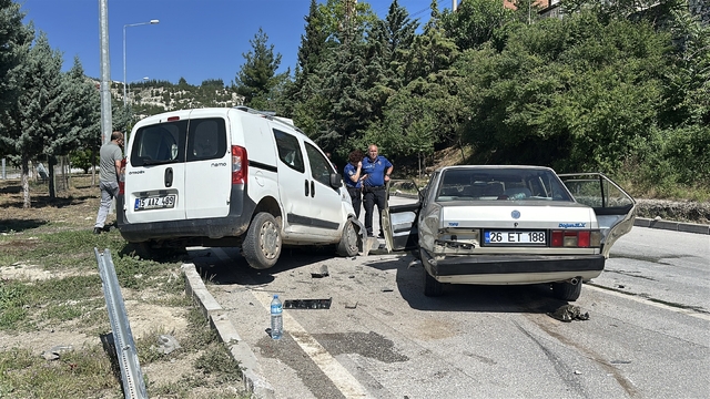 Burdur'da otomobil ile hafif ticari araç çarpıştı: 5 yaralı
