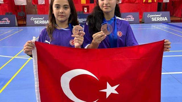 Manisalı badmintonculardan Sırbistan'da madalyalı başarı