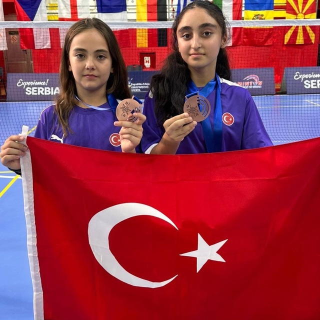 Manisalı badmintonculardan Sırbistan'da madalyalı başarı