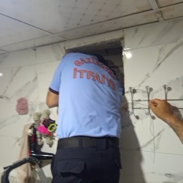 Havalandırma boşluğunda mahsur kalan güvercini itfaiye kurtardı