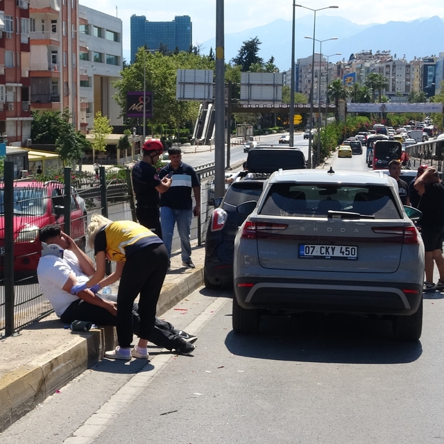 Üst geçitte 4 araç birbirine girdi: 1 yaralı
Zincirleme kazaya karışan sürü...