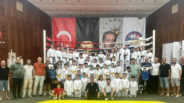 Körfez'de 45 karateci bir üst kuşağa terfi etti