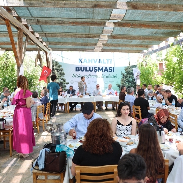 İzmir'de Kahramanmaraşlılar kahvaltı programında bir araya geldi