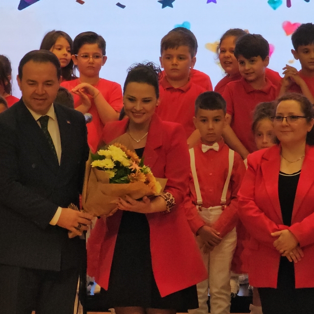Öğrenciler sahnede devleşti, Maarif Öğrenci Korosu büyük ilgi gördü