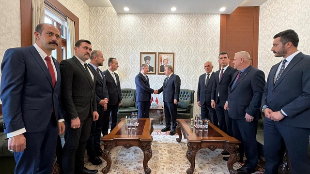 Destici: ABD-İran görüşmeleri pamuk ipliğine bağlı
