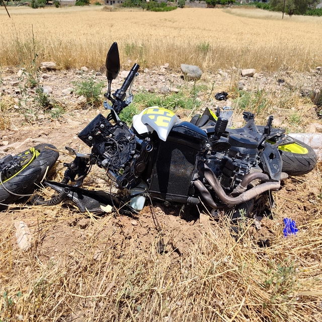 Kamyonet ile motosiklet çarpıştı; 1 ölü, 1 yaralı