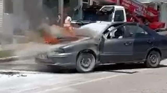 Erzurum'da seyir halindeki otomobilde yangın