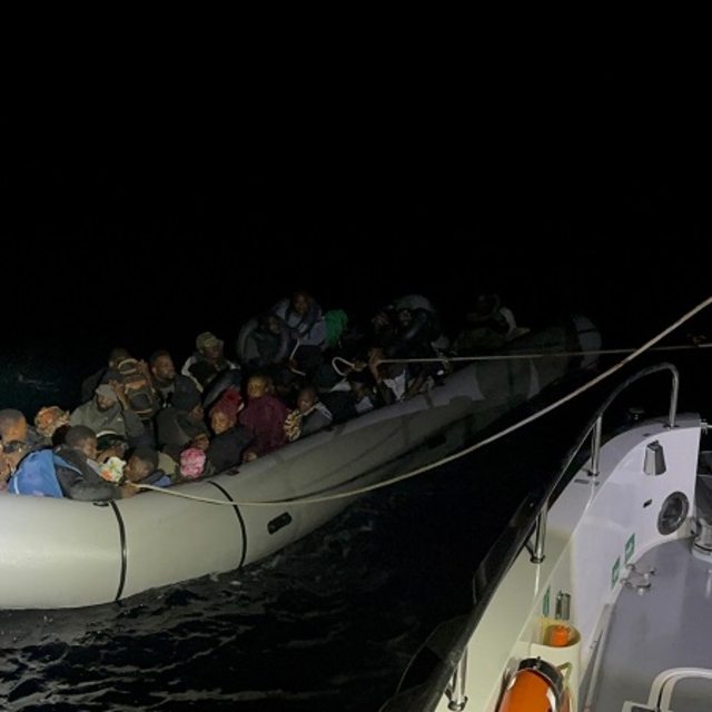 İzmir açıklarında 65 düzensiz göçmen yakalandı