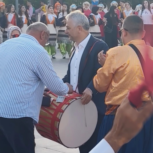 Türkiye Halk Oyunları Federasyonu Başkanı davul çalarak bahşiş topladı