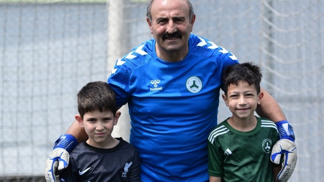 Paylaşım yanlış anlaşılınca dakikalar içinde sosyal medya gündemine oturdu
Gebze Beylikbağı'nın 62 yaşındaki yeni kaleci antrenörü, oyuncu sanıldı
Paylaşım 1 günde 2 milyonun üzerinde görüntülendi
Kaleci antrenörü Yunus Türlü: "Neden bu kadar ilgi gösterdiler ben de şaşırdım"
"Beni oyuncu sanmışlar"
