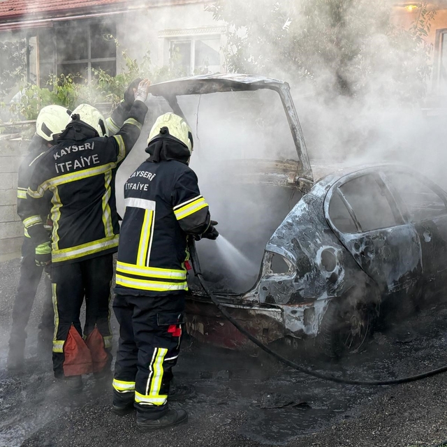 Müstakil evin otoparkında alev alan otomobil küle döndü
Otomobil yangını ev...