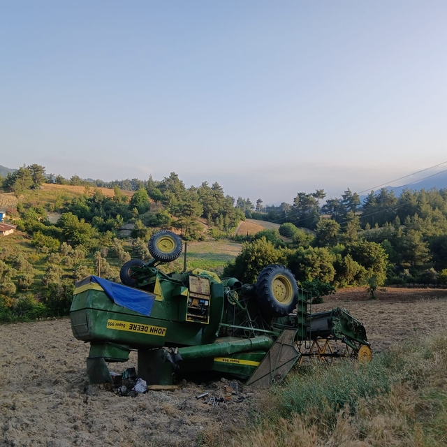 Adana'da devrilen biçerdöverin sürücüsü yaralandı