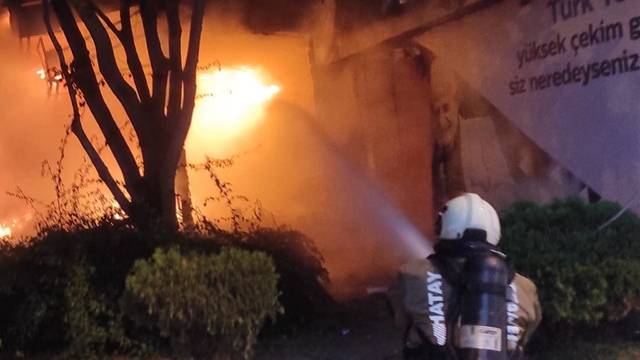 İskenderun'da iş yeri alevlere teslim oldu