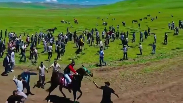 Asırlık at yarışında tepki toplayan anlar